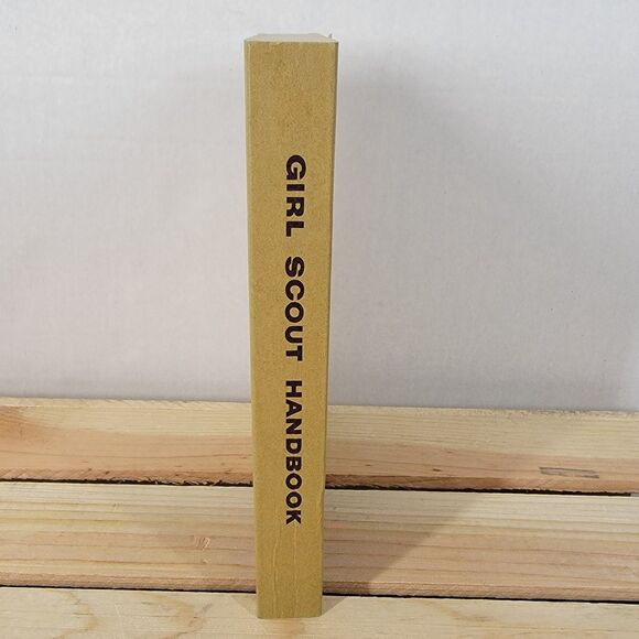 Girl Scout Handbook - Paperback (1962) VINTAGE - Picture 2 of 6
